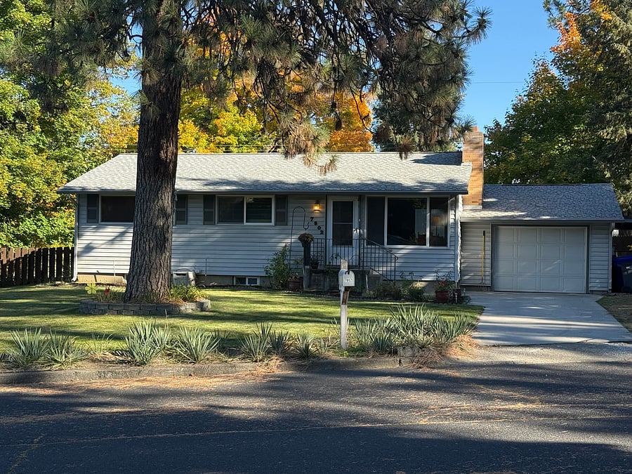 Ample parking on driveway with additional carport area
(garage is inaccessible to tenants)