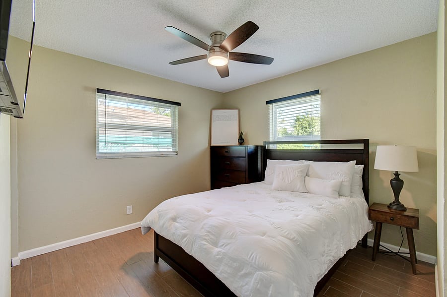 Bedroom. Previous furnishing; furniture will differ.