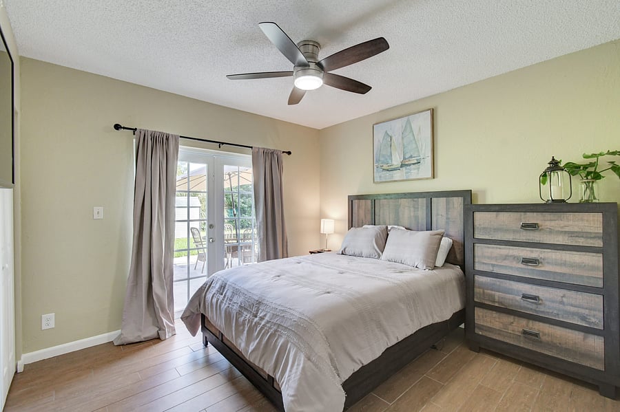 Bedroom. Previous furnishing; furniture will differ.
