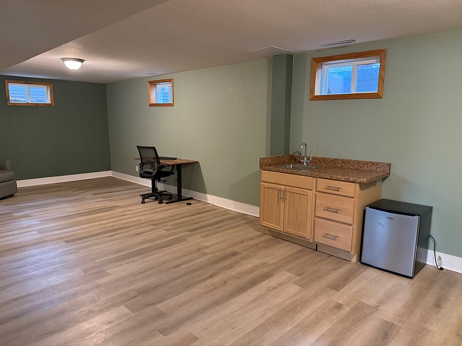 Living space, kitchette
