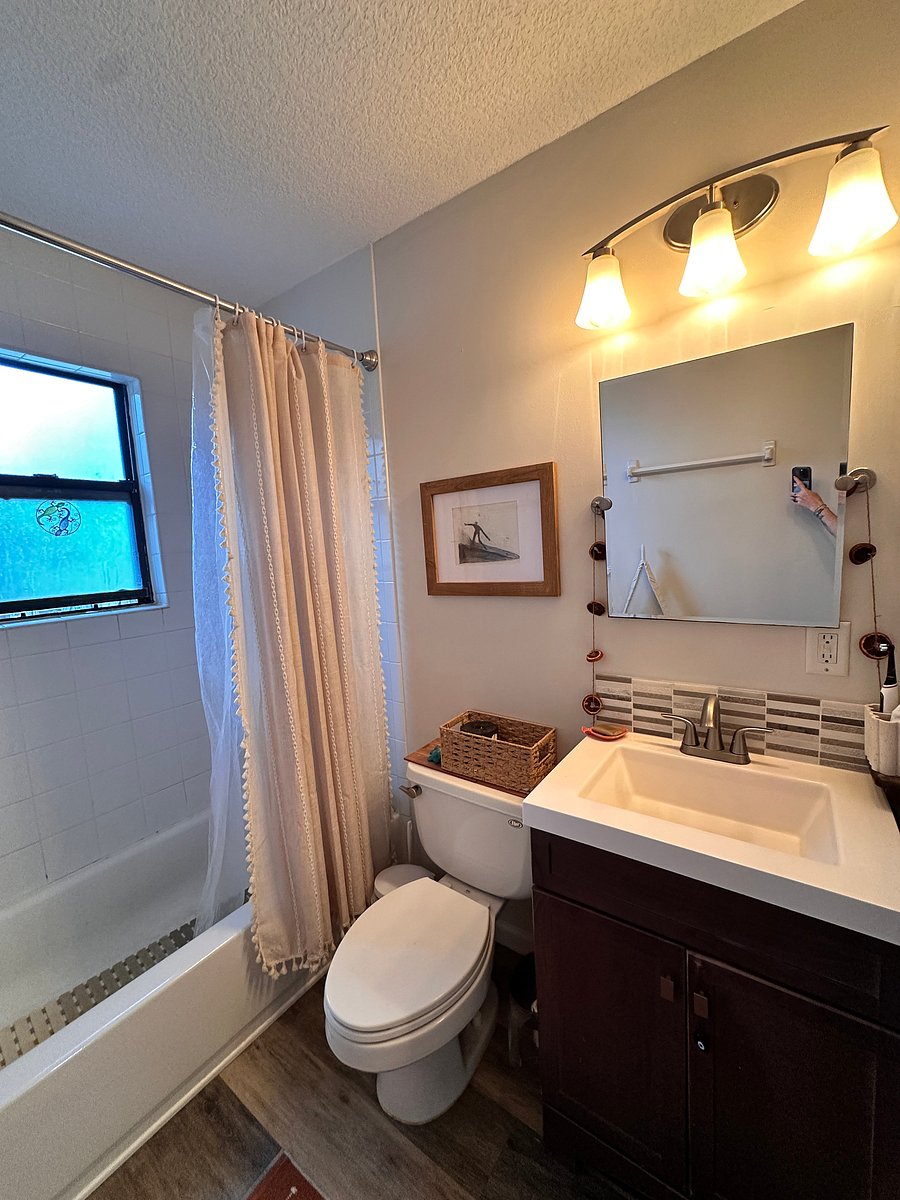 Upstairs full bath