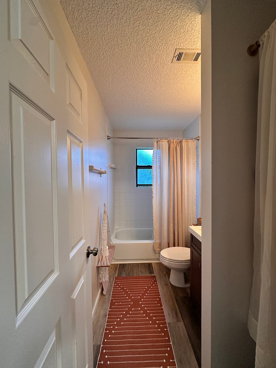Upstairs full bath
