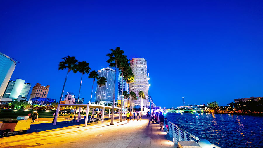 Plenty to Do - Just 5 miles to Tampa's scenic Riverwalk! Enjoy the perfect blend of neighborhood tranquility and vibrant city life, with easy access to waterfront attractions, downtown hotspots, arts & culture.