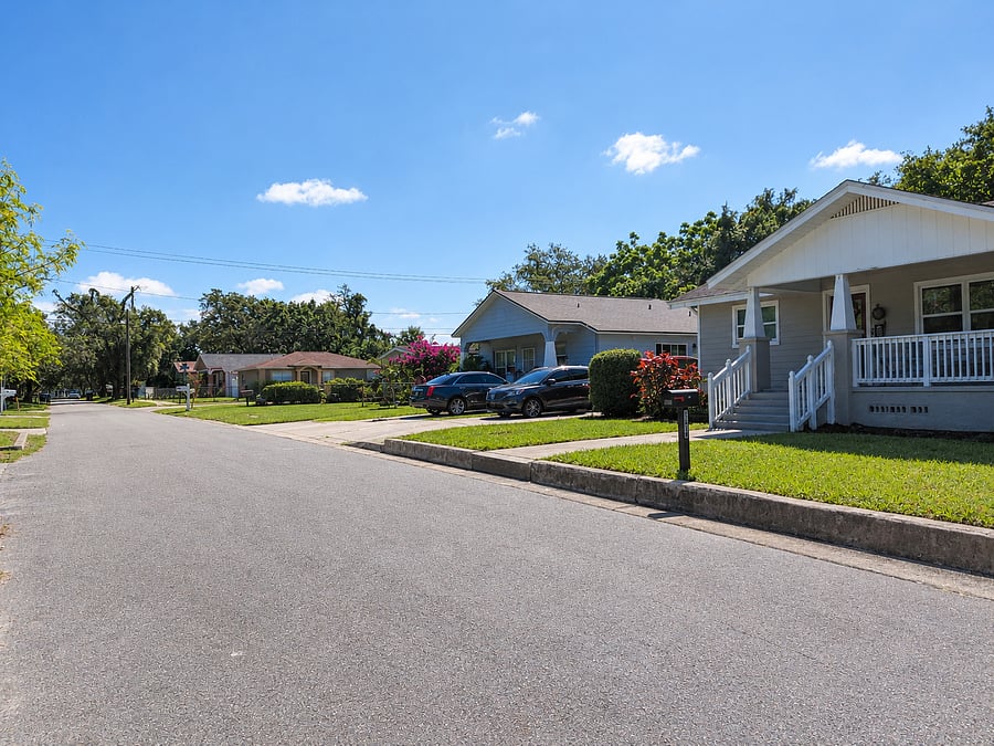 Historic Neighborhood - Nestled in popular Seminole Heights, leisurely strolls, bike rides & exploring offer a mini architecture tour - no cookie-cutter homes here! Enjoy local eats, craft brew, lush parks & easy access to healthcare hubs & city hotspots.
