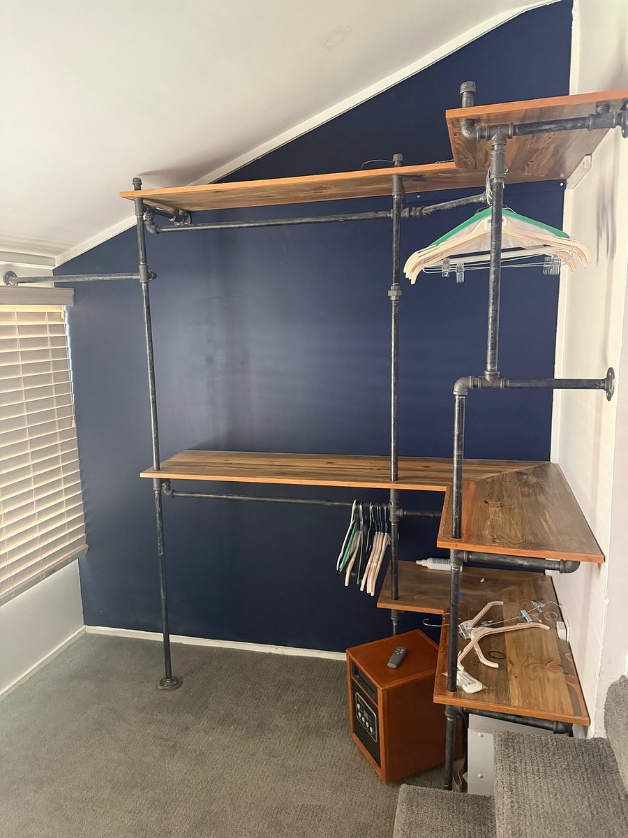 Primary closet system