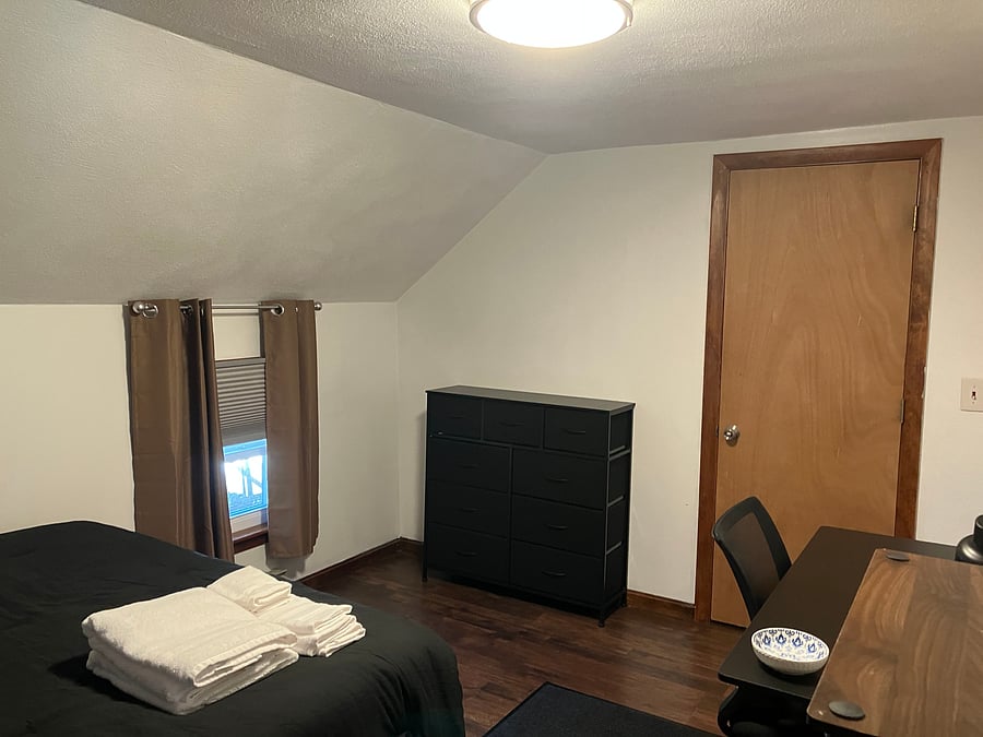 3rd floor queen size bedroom, closet door view