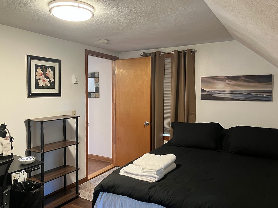 3rd floor queen size bedroom, entrance door view