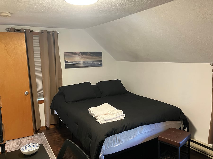 3rd floor queen size bedroom, full bed view