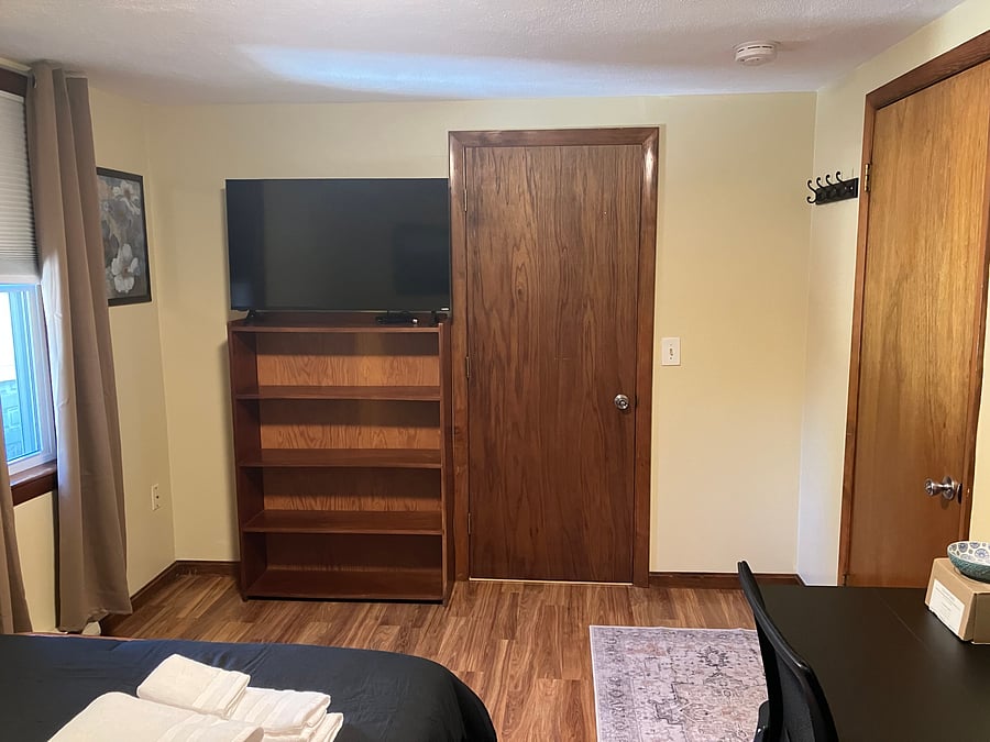 2nd floor queen size bedroom closet/entrance door view