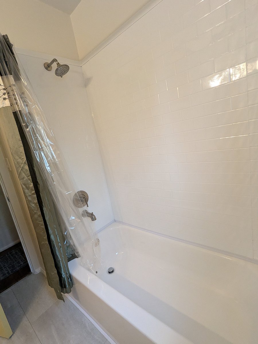 Bathroom tub