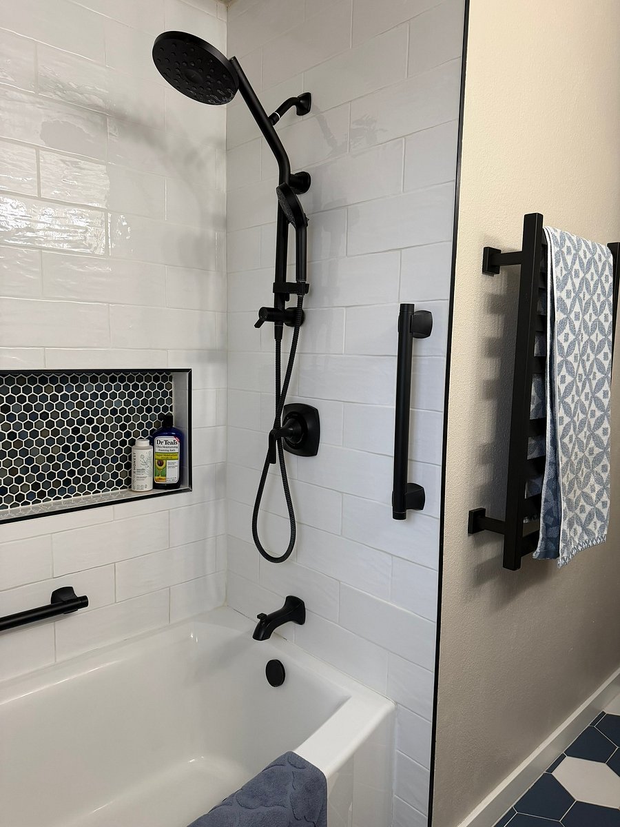 Tub/shower combo with built-in niche and safety grab bars.