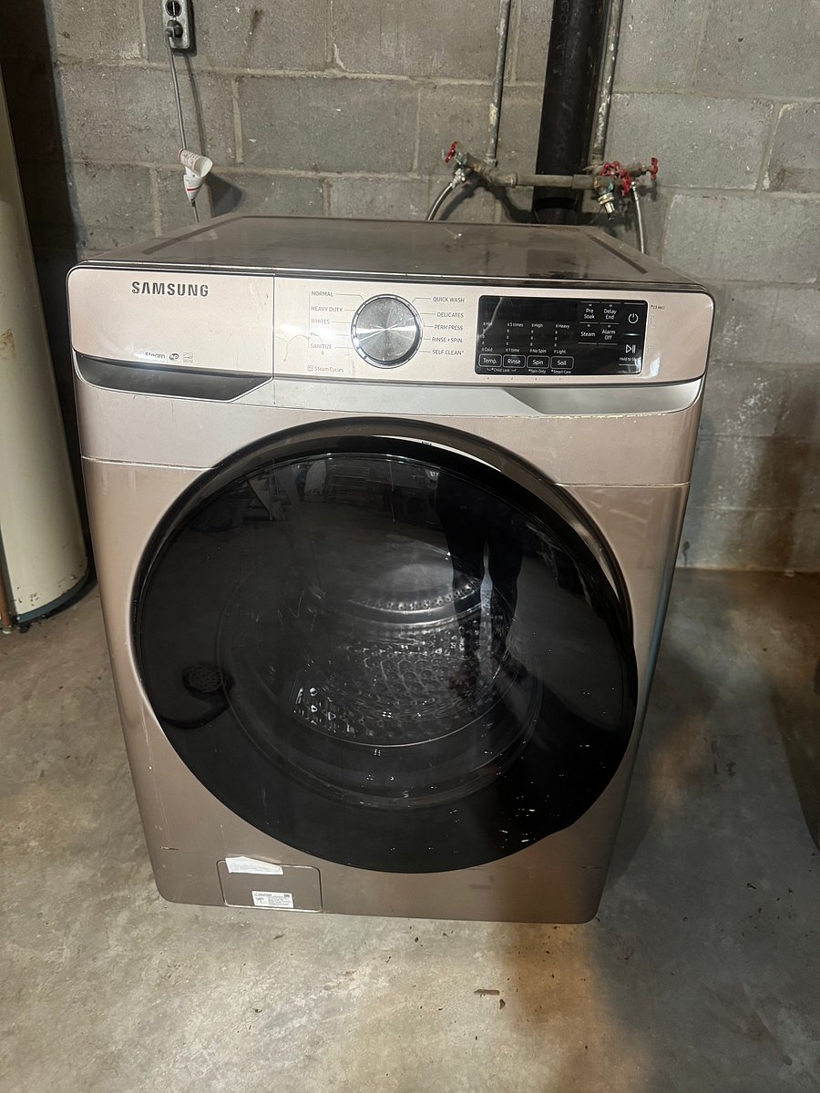 Samsung front load washer for guests to use.