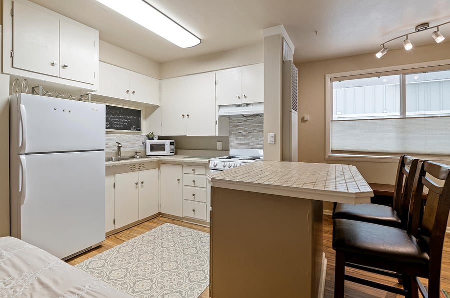 Big Fridge/Freezer and oven with 4 burner stove!
