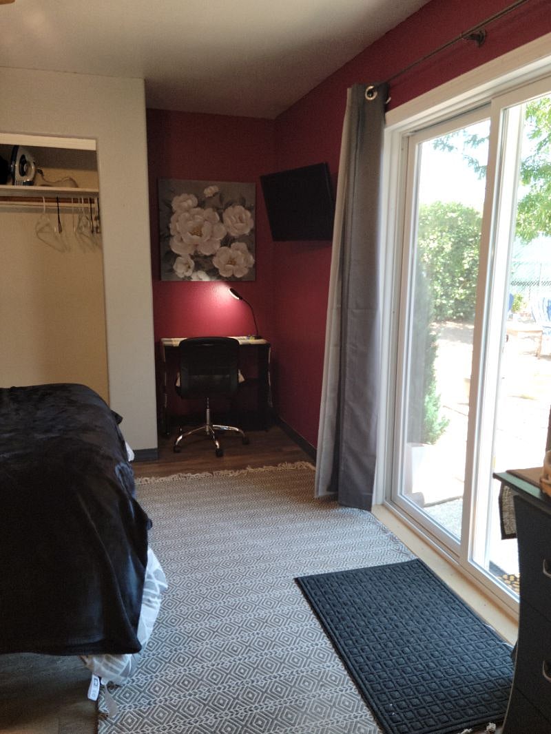 Master SUITE desk and TV