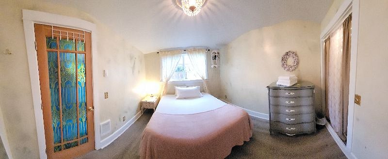 Apartment $1200
call 503-319-9110
Newly renovated
Bedroom
across from Kitchen,full Bath,Laundry
No pets