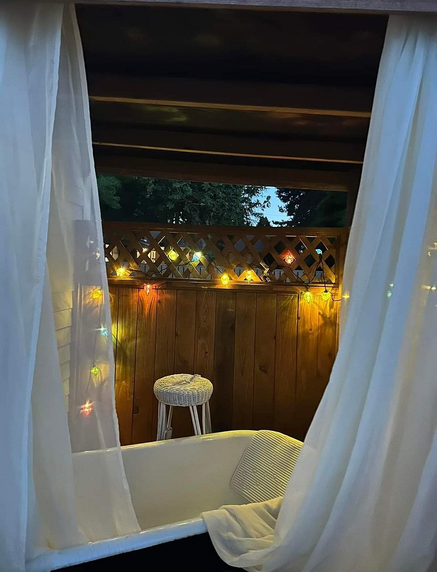 Outside porch with single hot tub
apartment