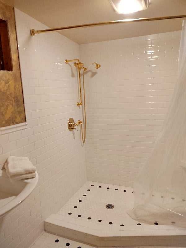 Solid brass fixtures
Apartment shower 6ft.