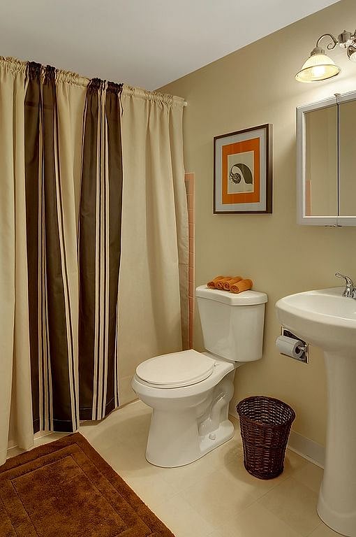 Tub/Shower Bathroom