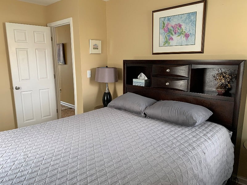 Comfortable queen bed.