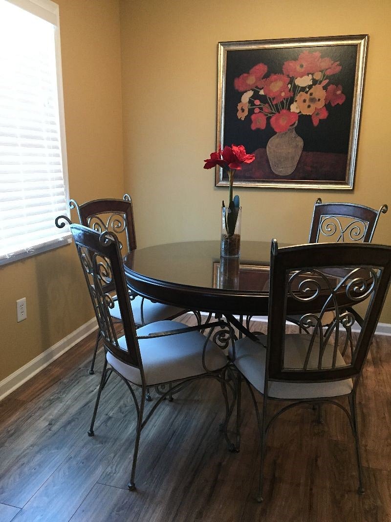Beautiful sturdy dining table with glass top.