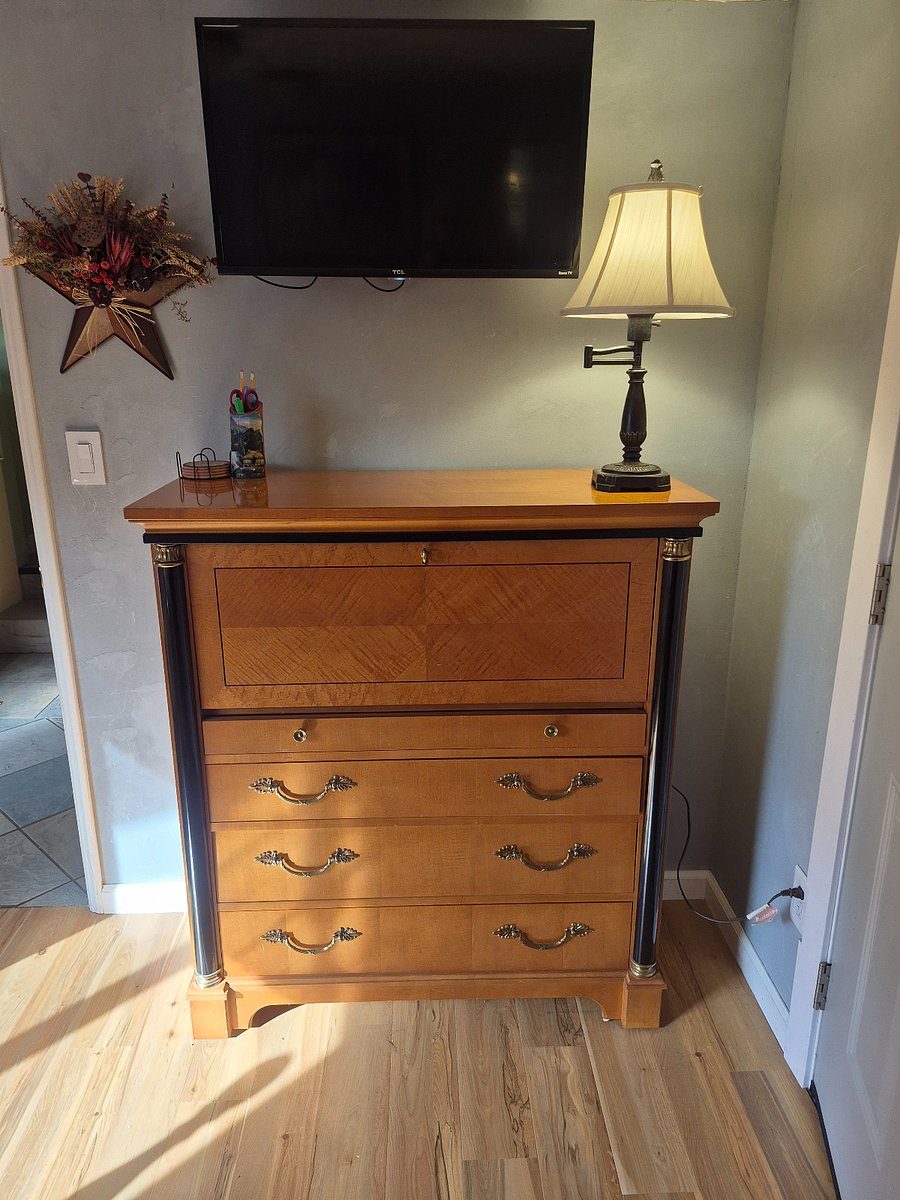 Dresser desk
