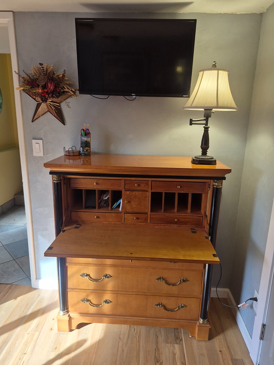 Dresser/ Desk
Great for laptop
