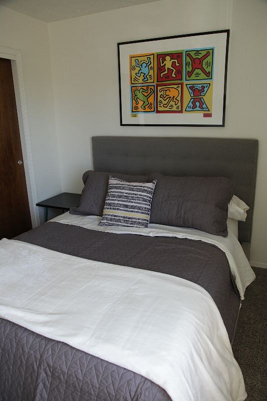 Bedromm 2 w queen bed