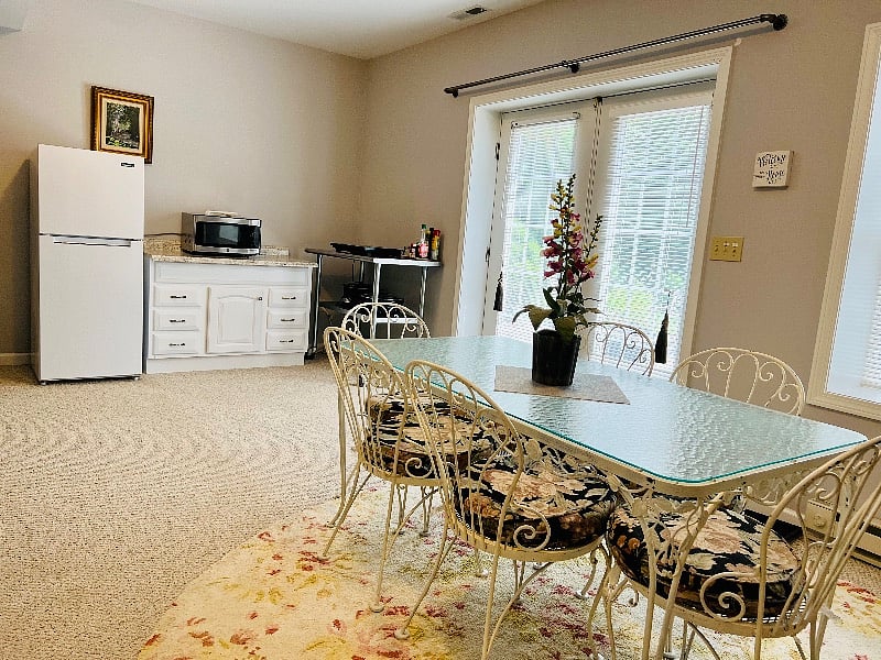 Eat-in Kitchenette area.