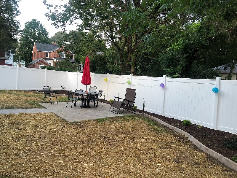COME & RELAX IN THE SECLUDED BACKYARD