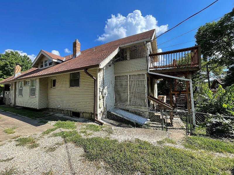 Rear Exterior of property showing stairs to the 2nd floor unit