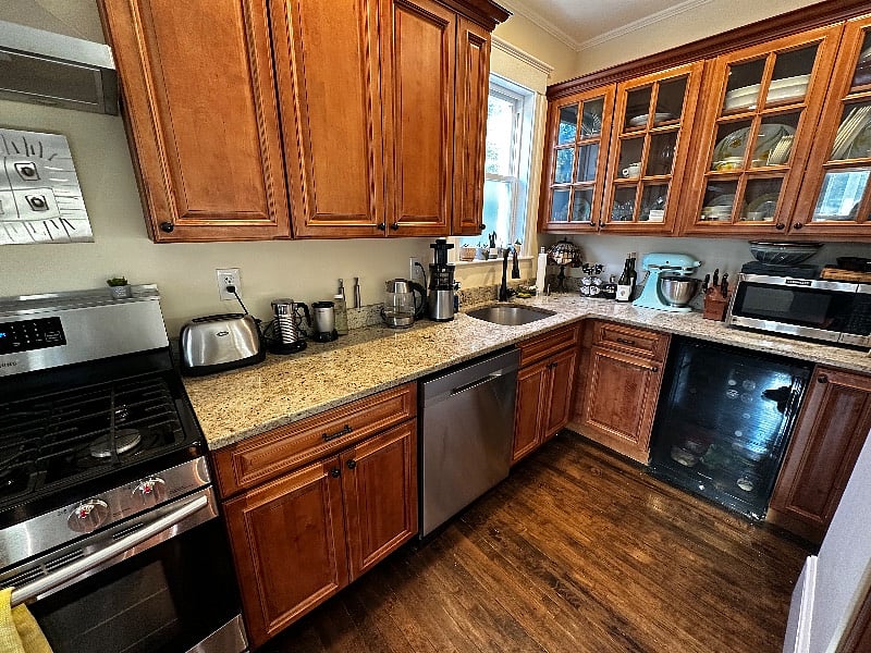 lots of appliances plus Keurig and Nespresso coffee machines.