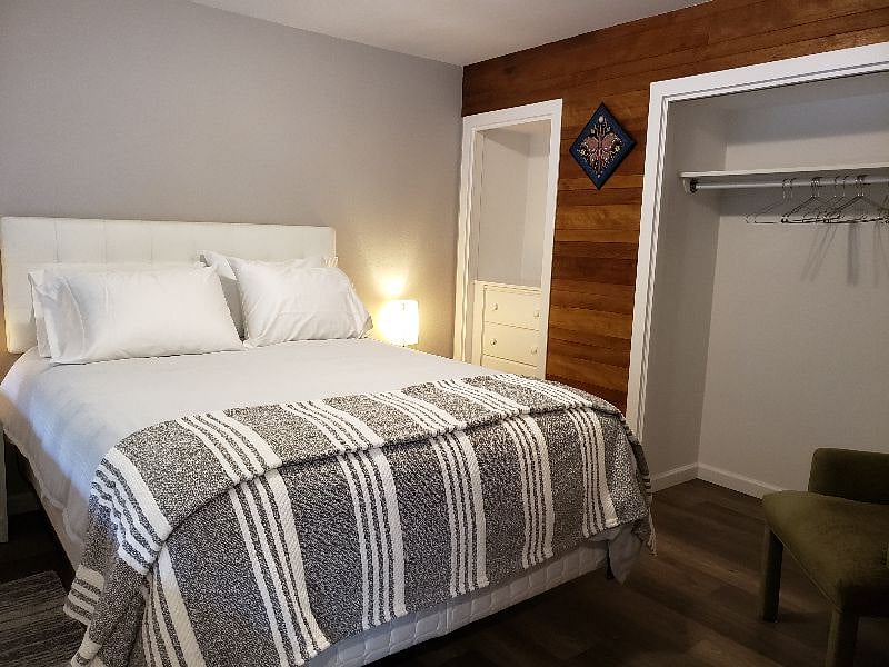 Right bedroom.