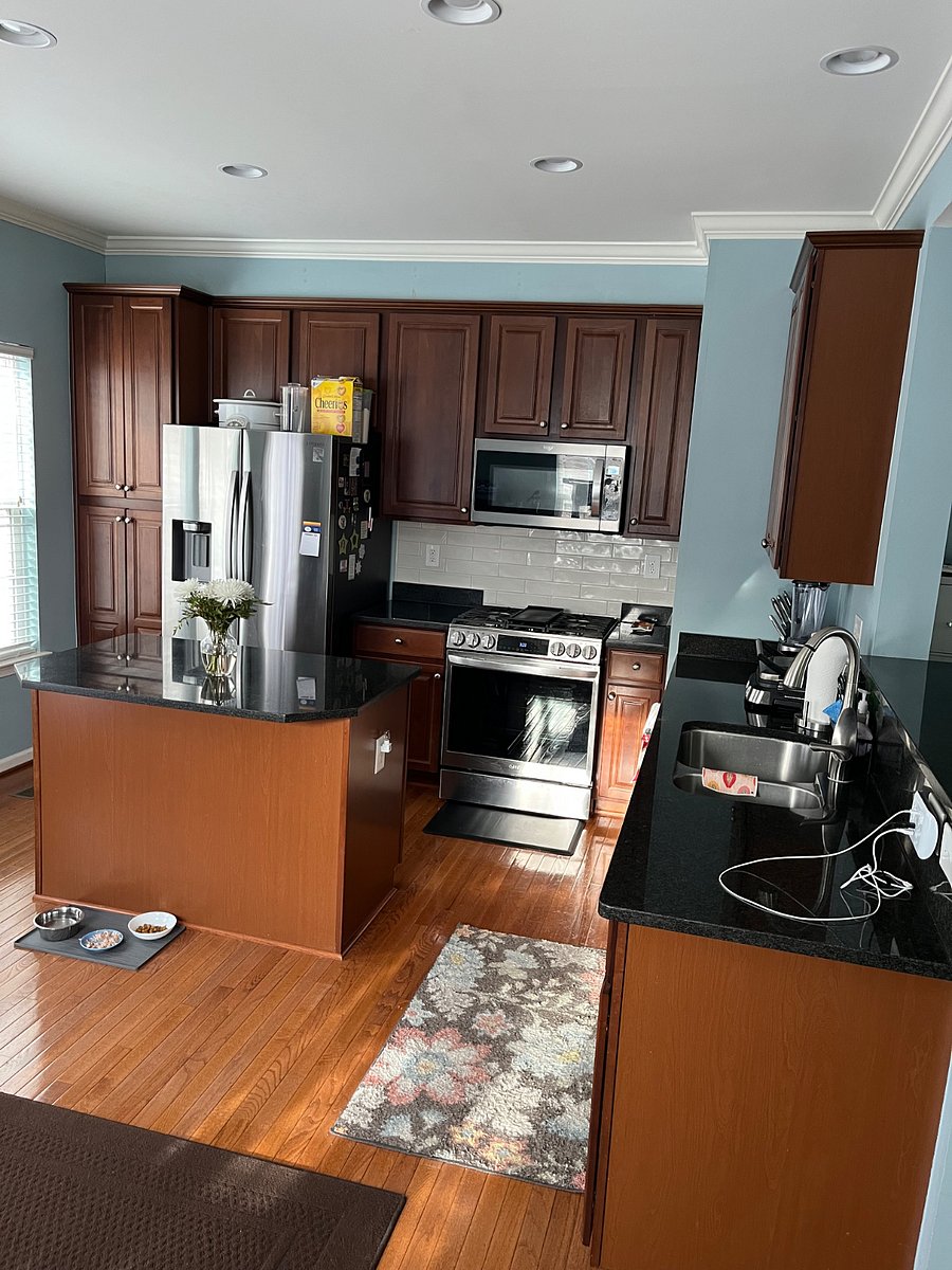 LG 5 burner stove with air fryer. Microwave 1000W. Kitchen aid dishwasher with 3 levels.