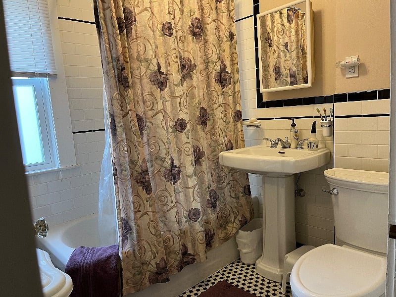 2nd floor full bathroom