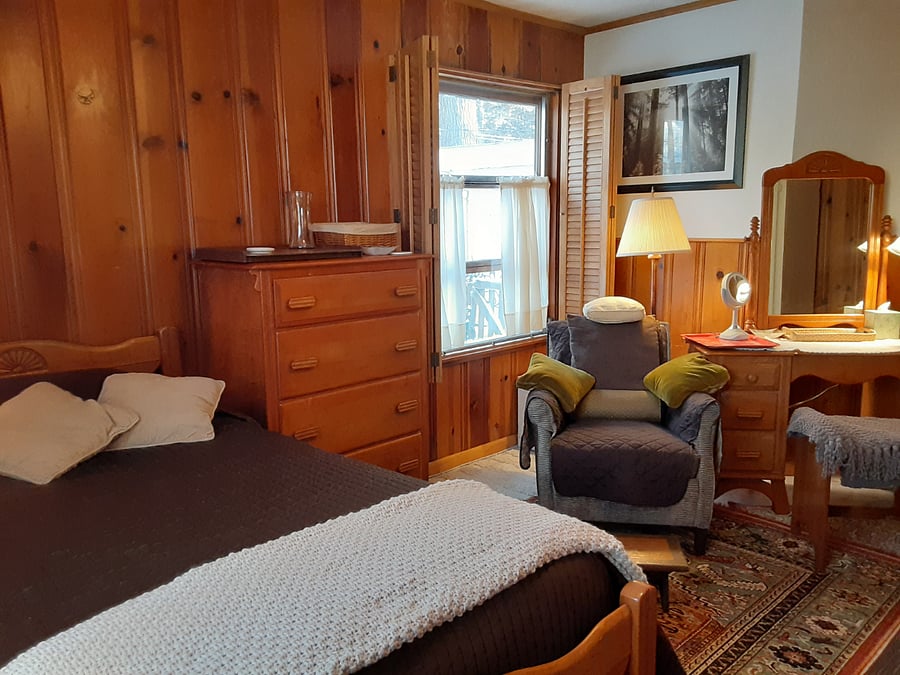 The bed has new lines (flannel sheets and a very soft blanket). A wool blanket included as well.