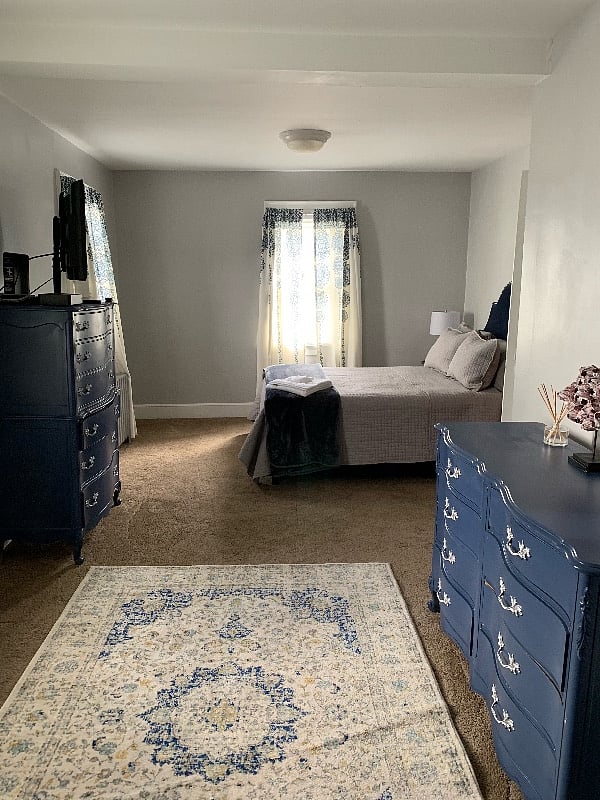 Main bedroom with 2 dressers
