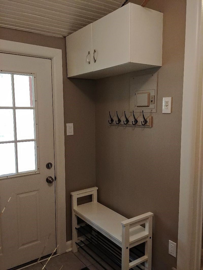 Other side of entry. Bench has shoe storage under the seat.