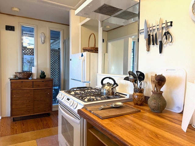 gas stove, full frig, lots of windows fully equipt kitchen