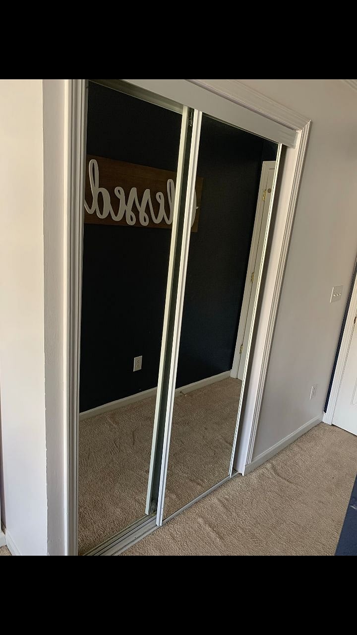 BR2 Spacious closet with mirrored doors