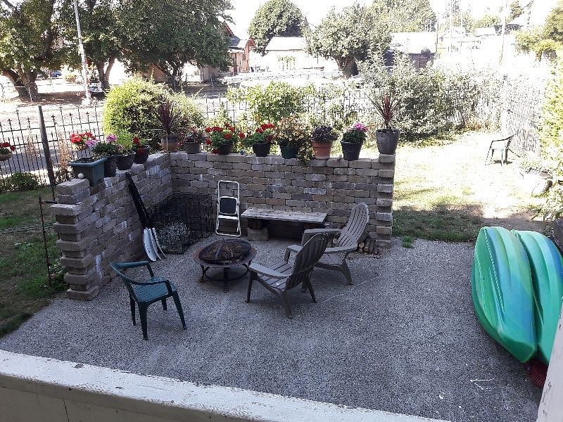 Backyard patio space, kayaks and bicycle available