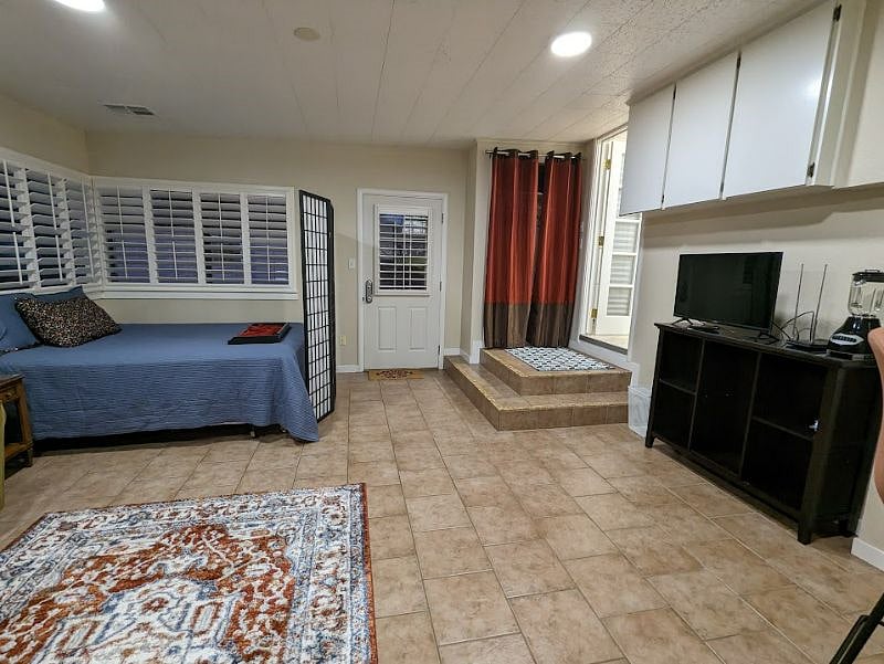 UNIT 4 SUITE 201502_4 300+ sq.ft