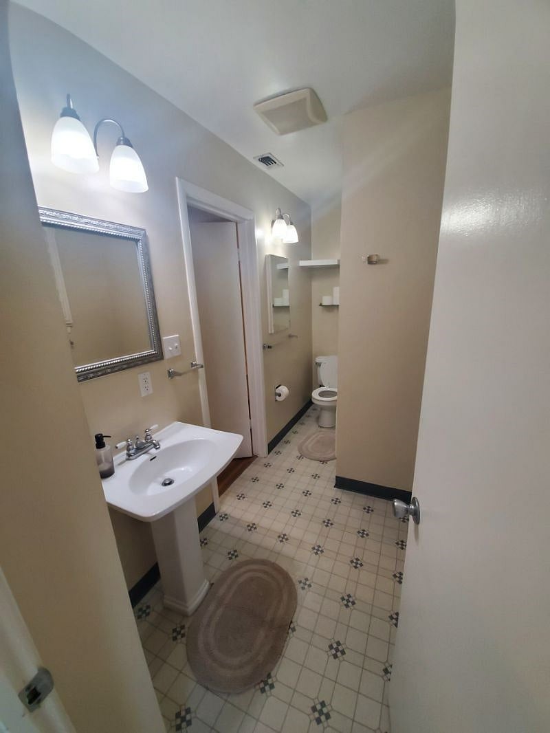 Private Tub/Shower Bathroom