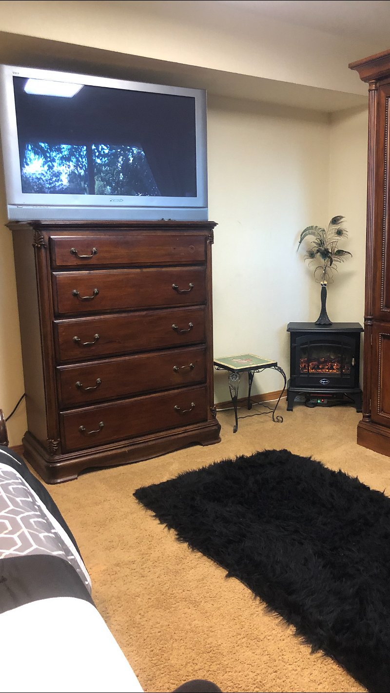 Twin Bedroom/Big TV room