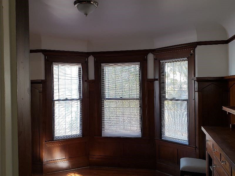 Dinning Room w/ Bay Windows