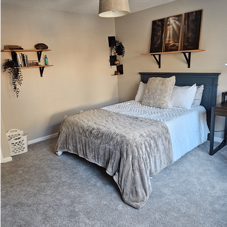 Secondary bedroom, queen-size bed.
