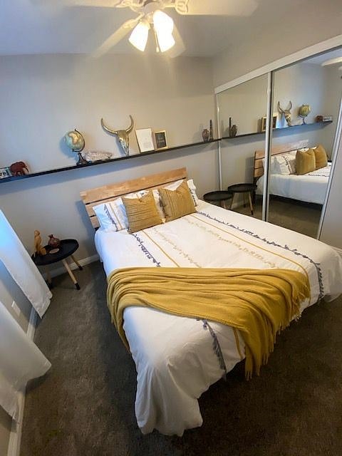 Memory foam queen mattress, ceiling fan, double door mirrored closet, 32" Smart TV. I have custom blackout curtains available for this window for any night shift nurses. 