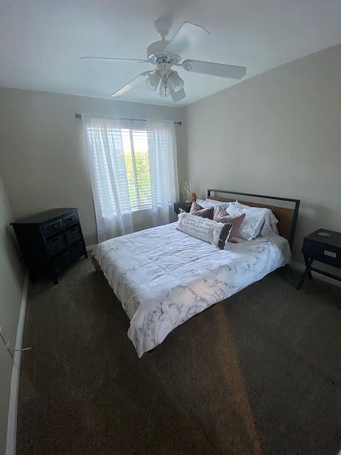 Queen sized memory foam mattress, ceiling fan, double door mirrored closet, with a lot of natural lighting. 