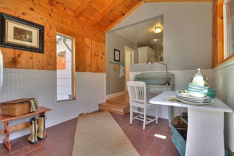 Breakfast room/dining room