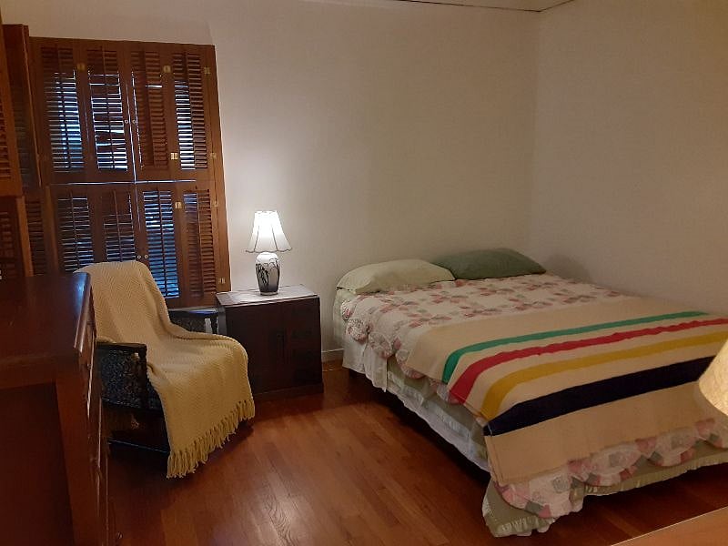 Peaceful corner room, view from closet area