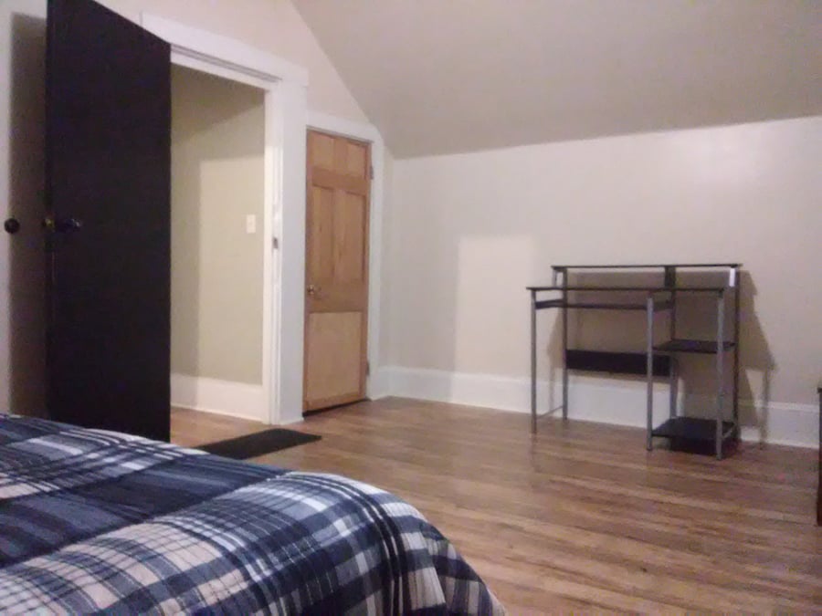 C2 Suite_ Bedroom 3:
$1000
Double bed, bureau, desk, night stand, walk-in closet